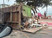 Caminhão de entulhos tomba na Avenida Álvaro Otacílio e deixa gari ferido; veja vídeo