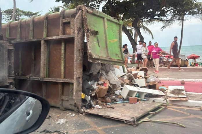 Caminhão de entulhos tomba na Avenida Álvaro Otacílio e deixa gari ferido; veja vídeo