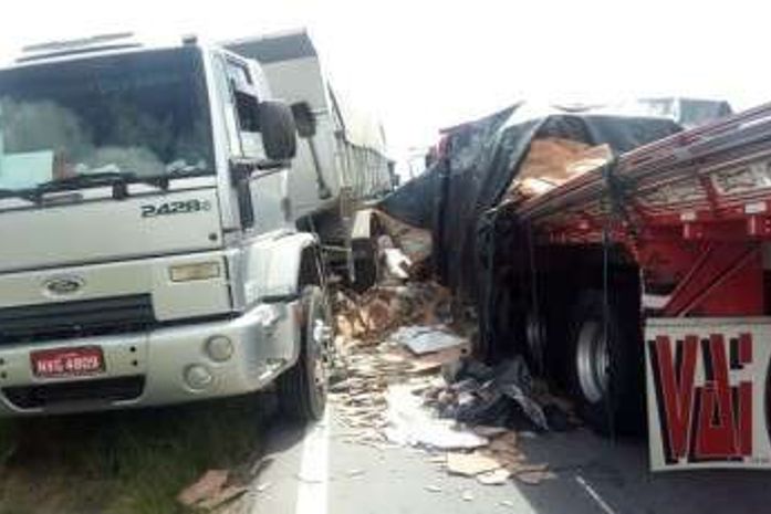 Colisão entre dois caminhões provoca congestionamento na BR 101, em Pilar