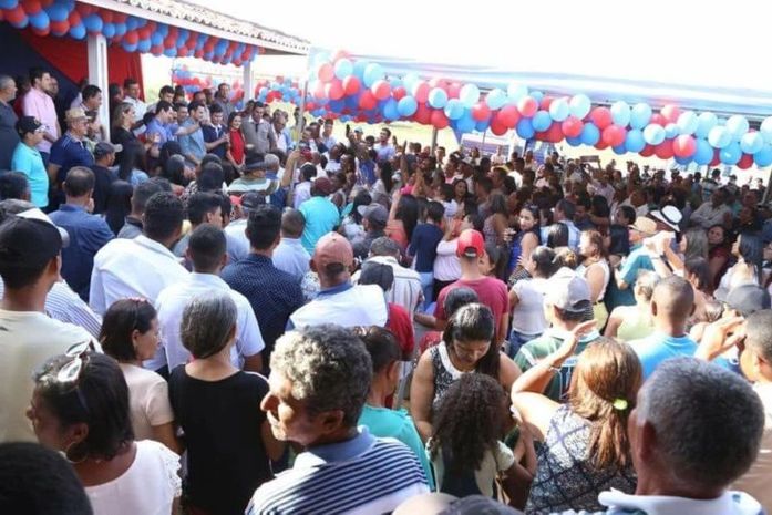 Uma multidão o aguardava, numa demonstração de reconhecimento pelos serviços prestados