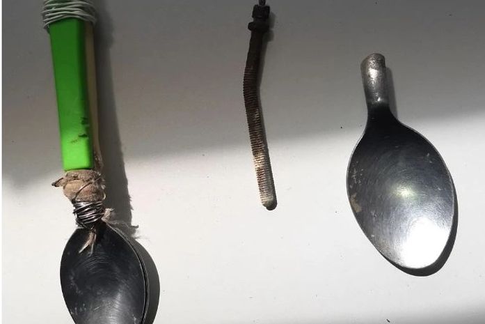 Objetos que estavam sendo utilizados para escavar cela