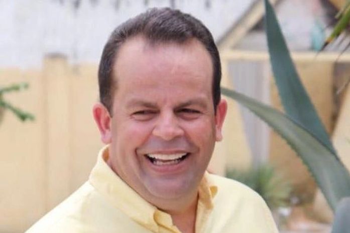 Prefeita Santana Mariano parabeniza o vereador Junior Barbosa pelo prêmio vereador destaque de Alagoas