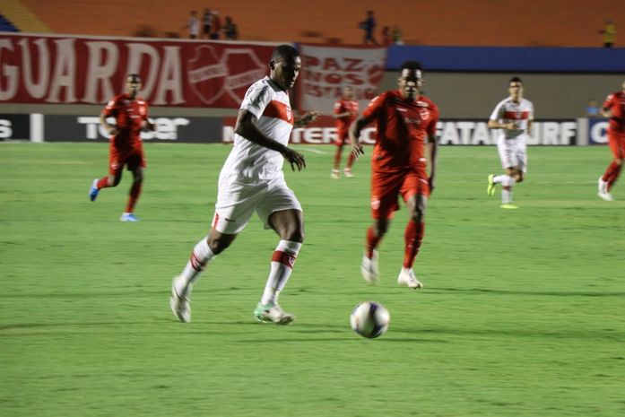 CRB abre vantagem, mas vacila e fica no empate com o Vila Nova pela Série B