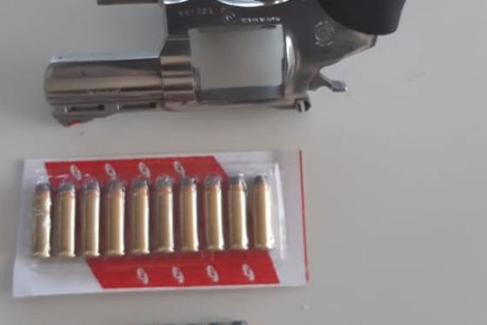 Arma foi apreendida com o condutor