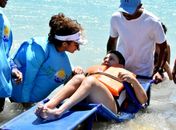 Cadeiras anfíbias promovem Maceió como destino inclusivo