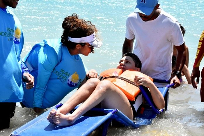 Cadeiras anfíbias promovem Maceió como destino inclusivo