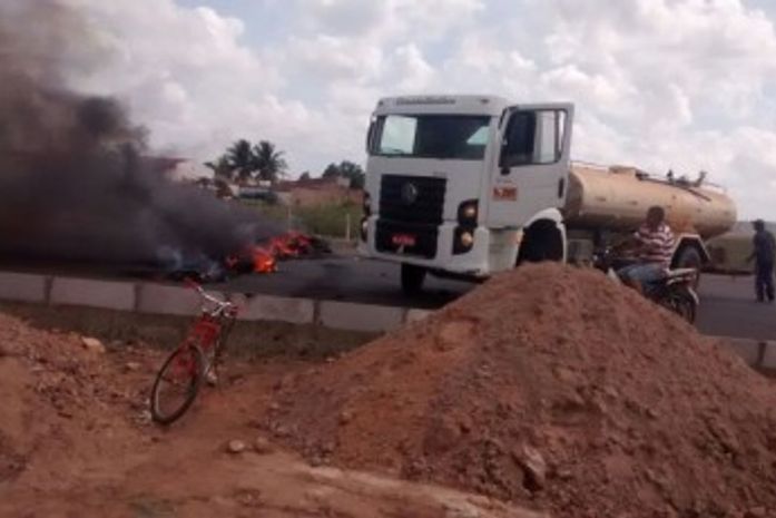 Populares bloqueiam rodovia 110 para pedir passarela