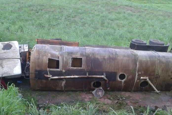 Carro capota e carreta tomba em rodovias de Alagoas