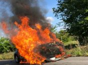 Incêndio destrói carro em trecho da rodovia AL-101 Sul