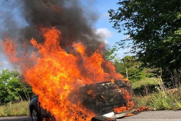Incêndio destrói carro em trecho da rodovia AL-101 Sul