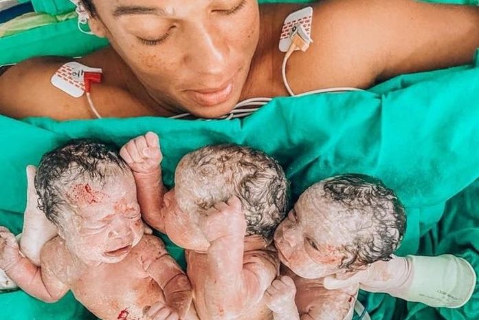 Camila com os filhos Vitória, Breno e Valentina logo após o parto, na tarde de terça-feira (26)