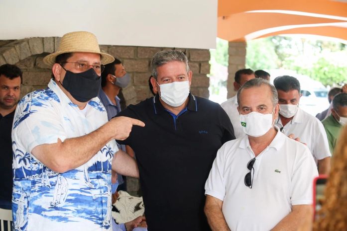 Gilberto Gonçalves prestigia entrega de casas em Junqueiro ao lado do Deputado Arthur Lira