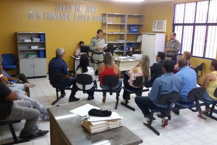 Prefeita Emanuella reunida com MP, PM e dirigentes de blocos