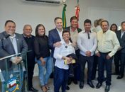 Governador Renan ladeado dos capelenses liderados pelo prefeito Adelminho, além do ex-vereador José Gouveia