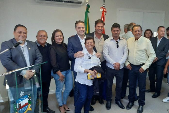 Governador Renan ladeado dos capelenses liderados pelo prefeito Adelminho, além do ex-vereador José Gouveia