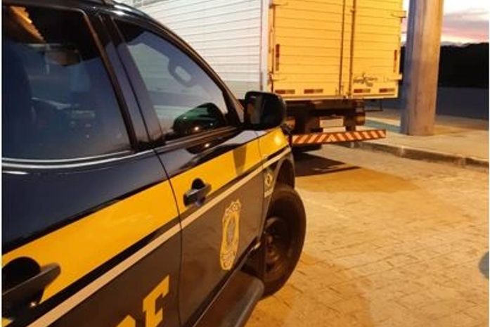 PRF em Alagoas recupera caminhão roubado com carga avaliada em 29 mil 