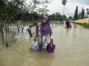 Mulher caminha na água perto de Rantau Panjang, em Kelantan