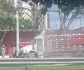 Caminhão carregado com botijões de GLP pega fogo em Maceió