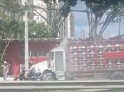 Caminhão carregado com botijões de GLP pega fogo em Maceió