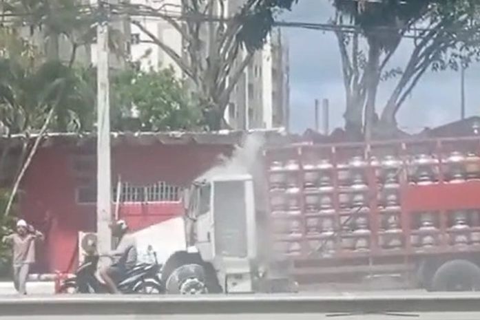 Caminhão carregado com botijões de GLP pega fogo em Maceió