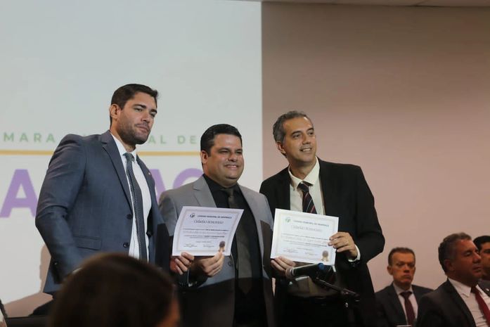 Thiago ML entrega de título de cidadão honorário de Arapiraca aos promotores Rogério Paranhos e Lucas Mascarenhas