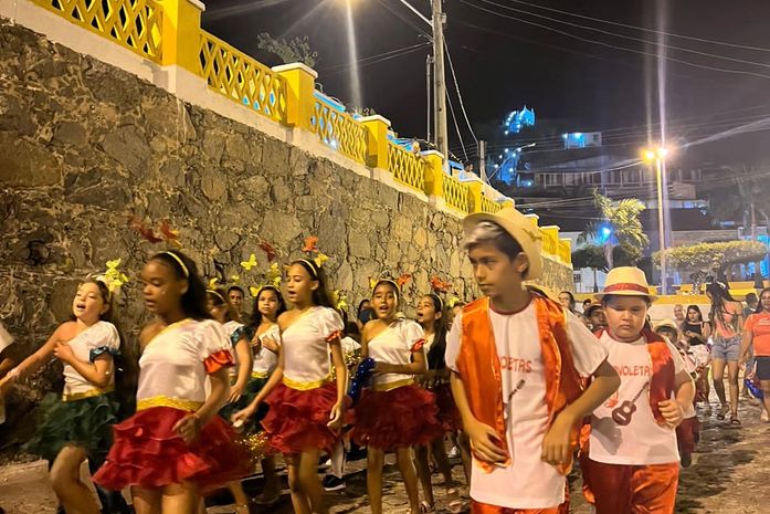 Blocos tradicionais “Trovadores, Trovoletas e Borboletas” encantam turistas em Piranhas