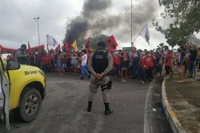 Integrantes de movimentos bloqueiam acesso ao aeroporto em protesto contra chegada de Bolsonaro; veja vídeo