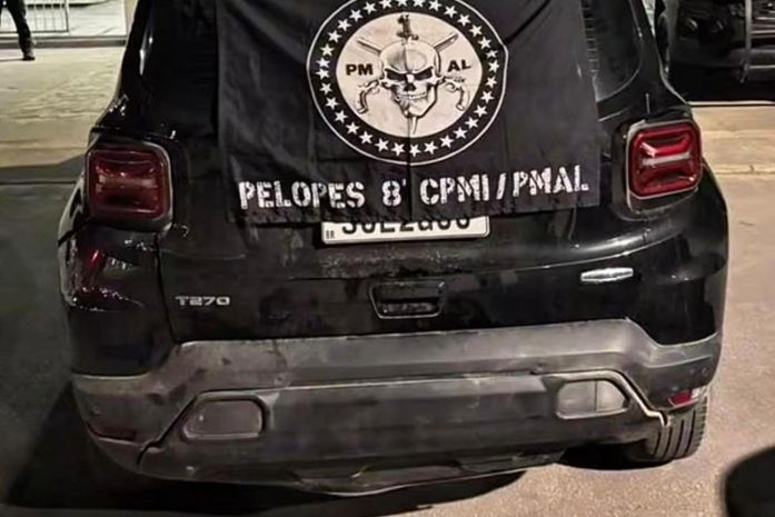 Homem com mandados em aberto por homicídio é preso dirigindo carro roubado