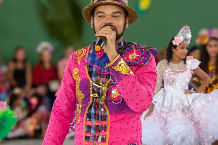 Auxiliar de sala de escola municipal encara desafio e se transforma em produtor de espetáculo junino