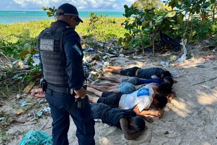 Mais de 50 pedras de crack enterradas na praia: cinco são presos por tráfico na Jatiúca