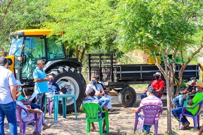 Prefeito Padre Eraldo faz entrega do 6º trator beneficiando 9 comunidades e cerca de 700 famílias rurais