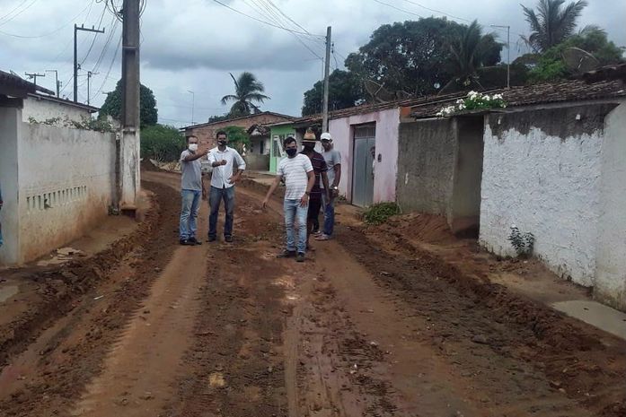 Prefeito Celino Rocha vistoria início do calçamento de mais uma rua no povoado Tabuleiro em Anadia