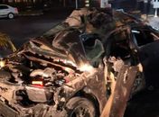 Carro ficou destruído