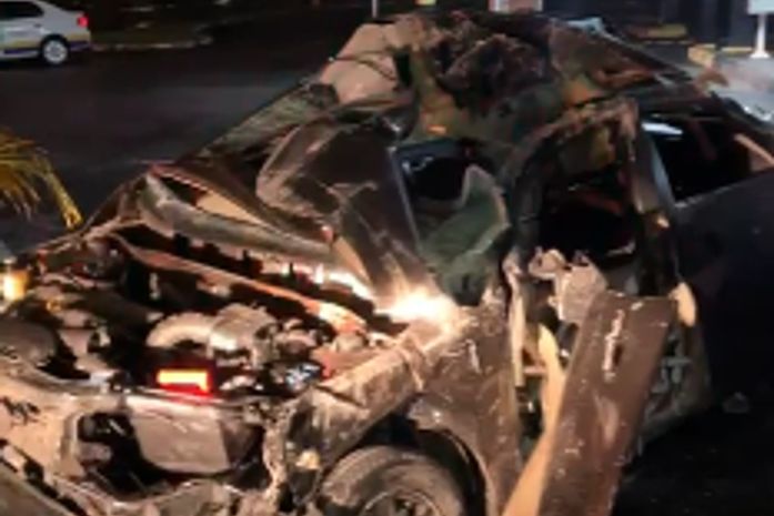 Carro ficou destruído