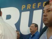 Chico Hollanda, eleitor de Cícero Almeida, sobe no palanque de Rui Palmeira