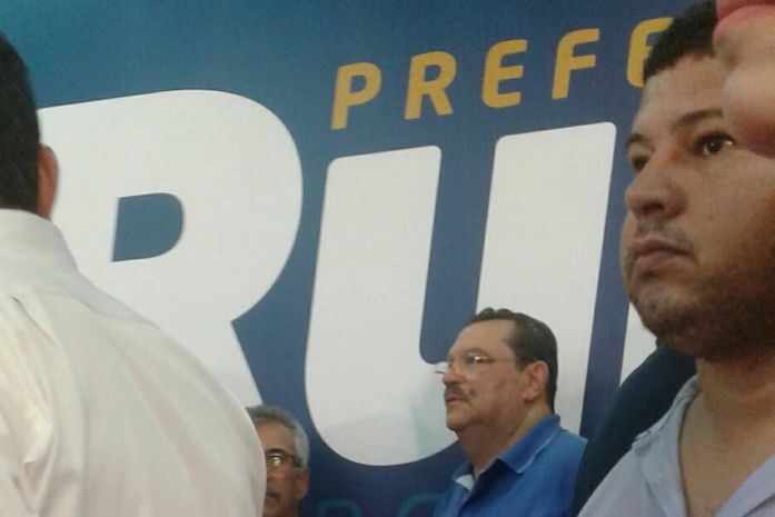 Chico Hollanda, eleitor de Cícero Almeida, sobe no palanque de Rui Palmeira