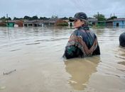 Prefeita Ceci dentro da água