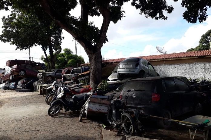 Mais de 200 motos e mais de 50 carros estão espalhados pelo pátio da delegacia