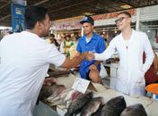 Rodrigo recebe apoio de vendedores e consumidores do Mercado da Produção