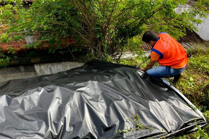 Prefeitura de Santana do Mundaú instala lonas de contenção em áreas de risco