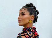 Cantora recifense exalta nordestinidade e se apresenta em desfile de lançamento da renomada estilista Martha Medeiros, em São Miguel dos Milagres