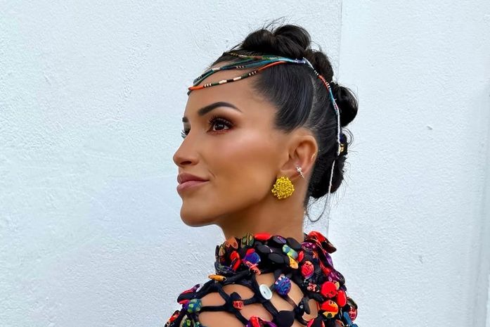 Cantora recifense exalta nordestinidade e se apresenta em desfile de lançamento da renomada estilista Martha Medeiros, em São Miguel dos Milagres