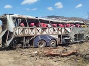 Perícia descarta falha mecânica em ônibus que capotou e deixou 16 romeiros mortos no Sertão