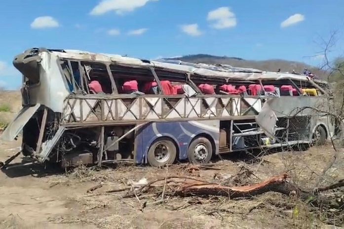 Perícia descarta falha mecânica em ônibus que capotou e deixou 16 romeiros mortos no Sertão