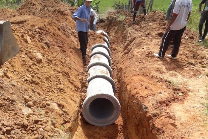 Prefeitura de Santana do Mundaú executa serviços de melhorias e instala novos bueiros em estrada da zona rural