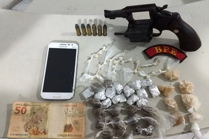 Acusado de tráfico de drogas fica ferido ao trocar tiros com a PM