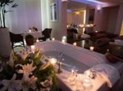 Mulher diz que engravidou sozinha em banheira e marido decide processar hotel