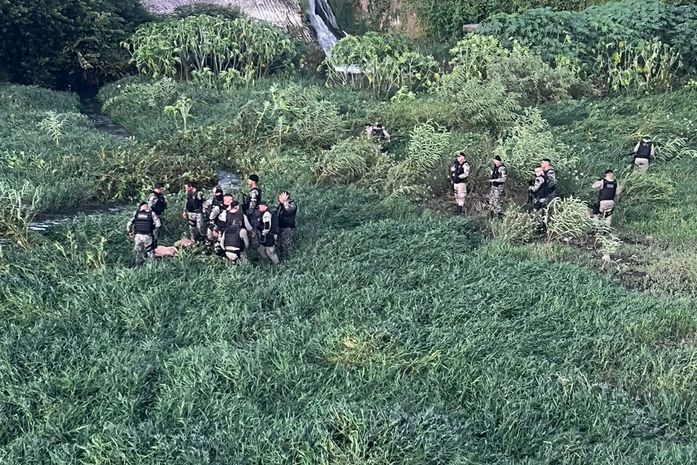 Polícia Militar prende dupla de assaltantes dentro de açude na parte alta de Maceió