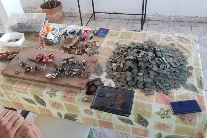 Italiano é conduzido à PF após achar 20kg de moedas históricas em praia