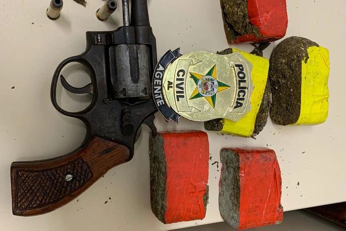 Adolescente é apreendido com drogas após troca de tiros com policiais em Marechal Deodoro
